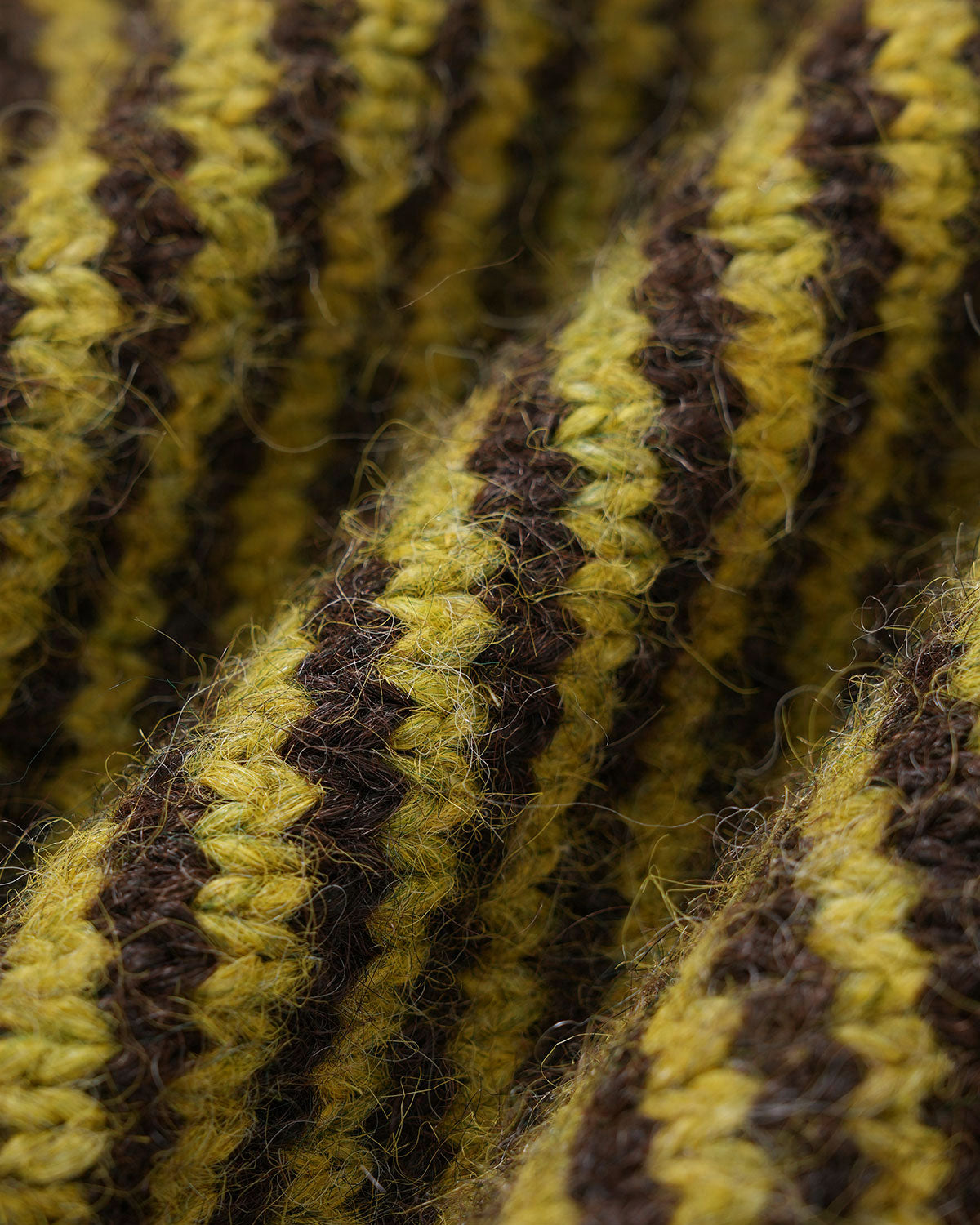 DALIA - Groen gestreept gebreid vest met schildpadmotief