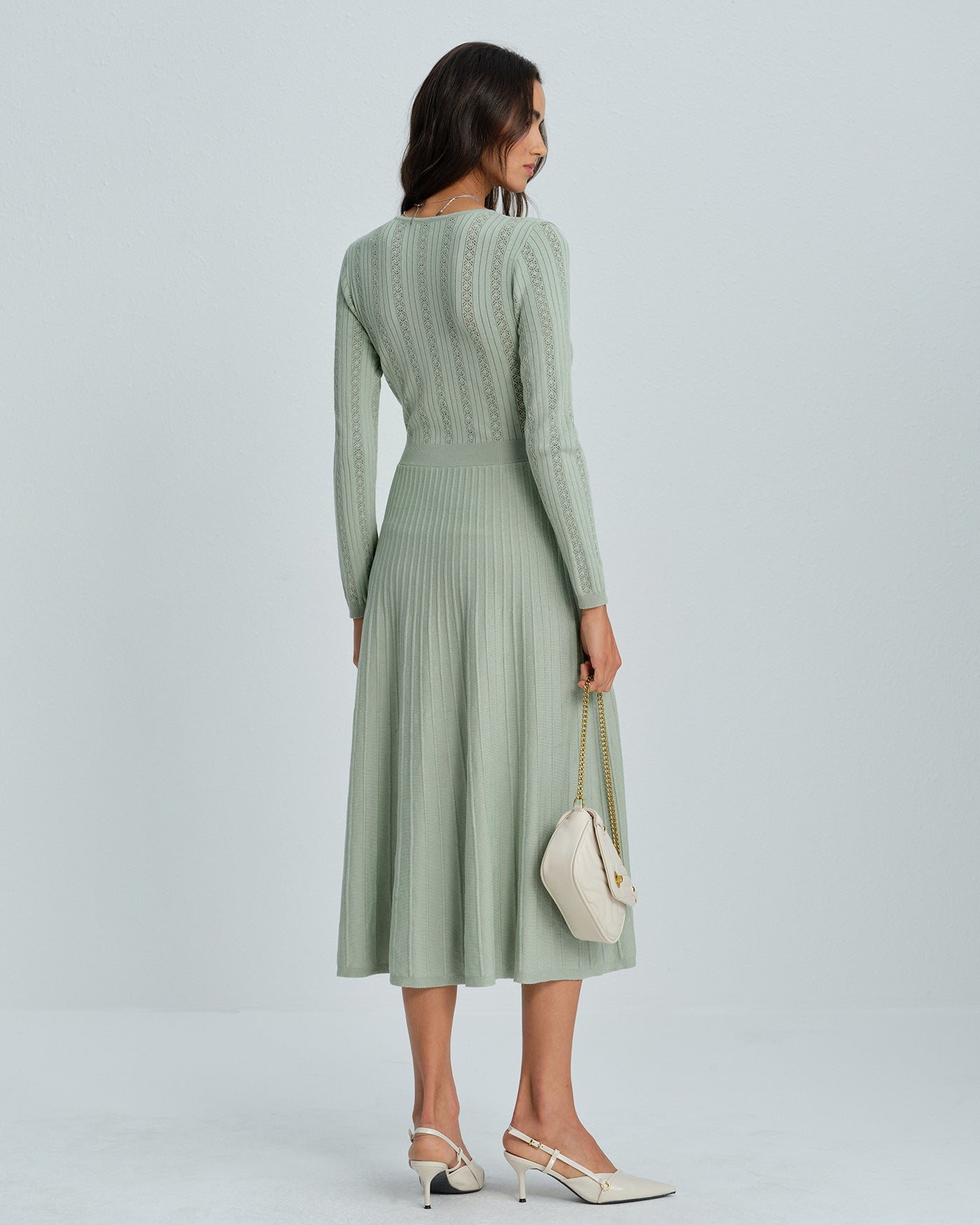 DALIA - Zielona sukienka sweterkowa z wiskozy z dekoltem w serek