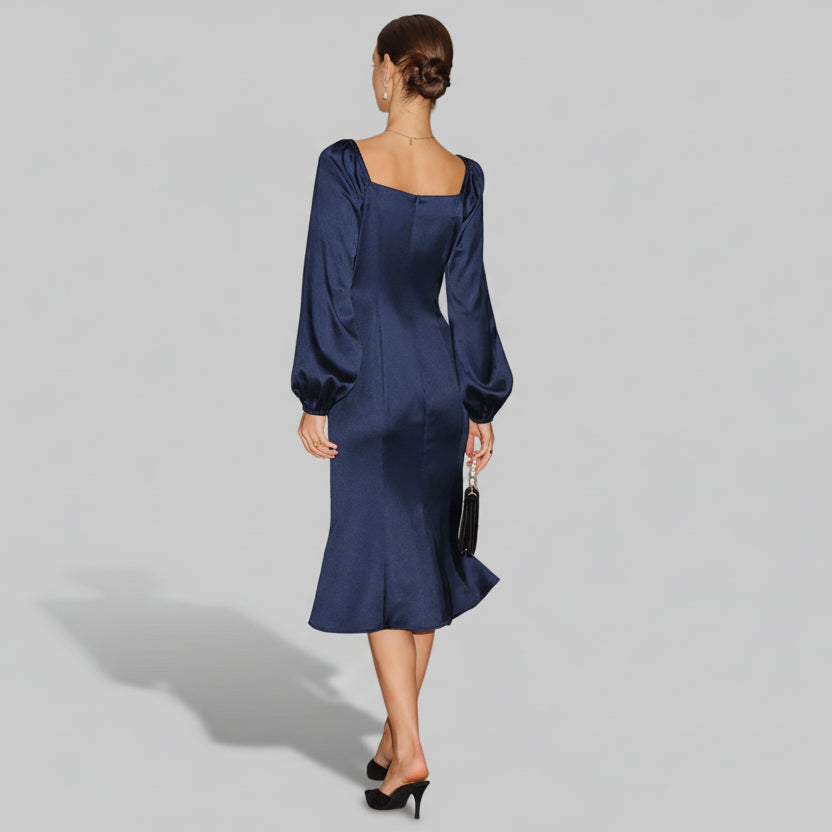 DALIA - Marineblauwe satijnen midi-jurk met V-hals en plooien