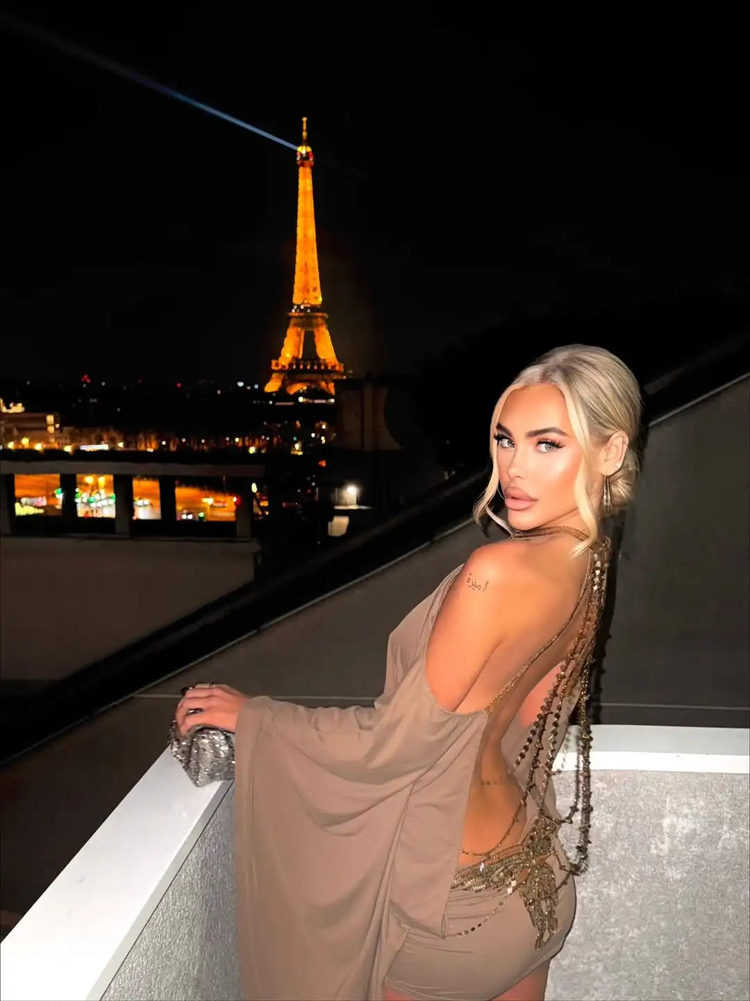 DALIA - Złota sukienka z odkrytymi plecami 