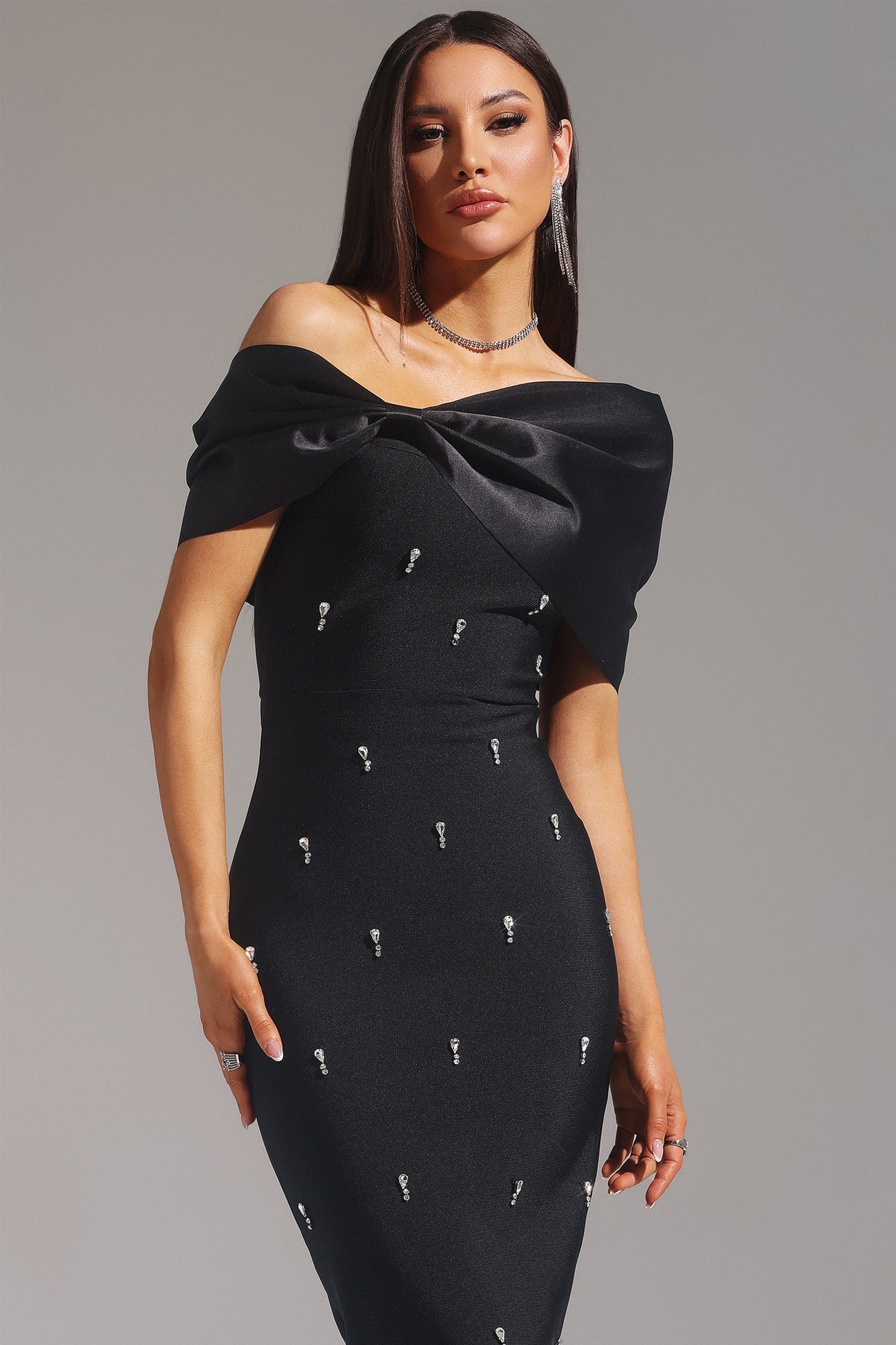 DALIA – Sukienka maxi bez rękawów na jedno ramię z kokardą w kształcie diamentu