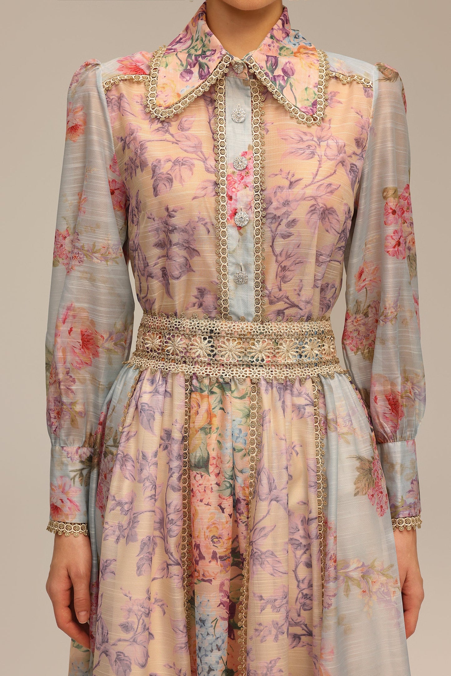 DALIA – Dwuczęściowy komplet z koronką i spódnicą z długim rękawem i kwiatowym nadrukiem