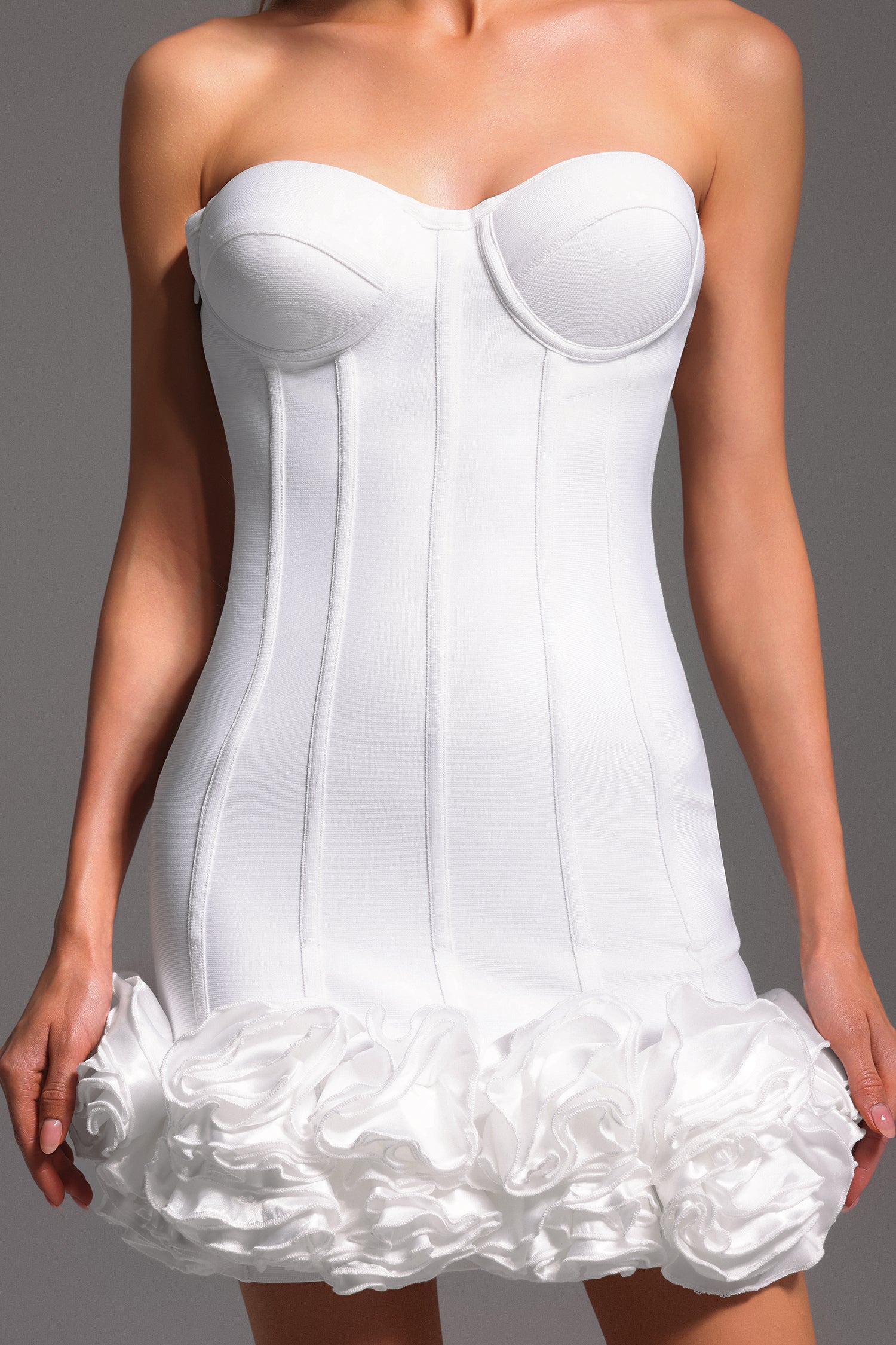 DALIA - Hailey Mouwloze Mini-jurk met Visgraat Bloemen en Bandage