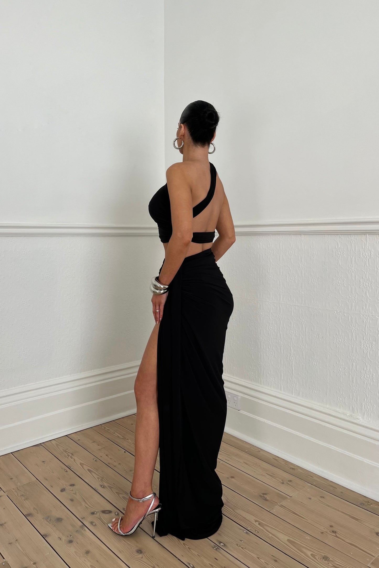 DALIA - Slanted Shoulder Halter Set In Black