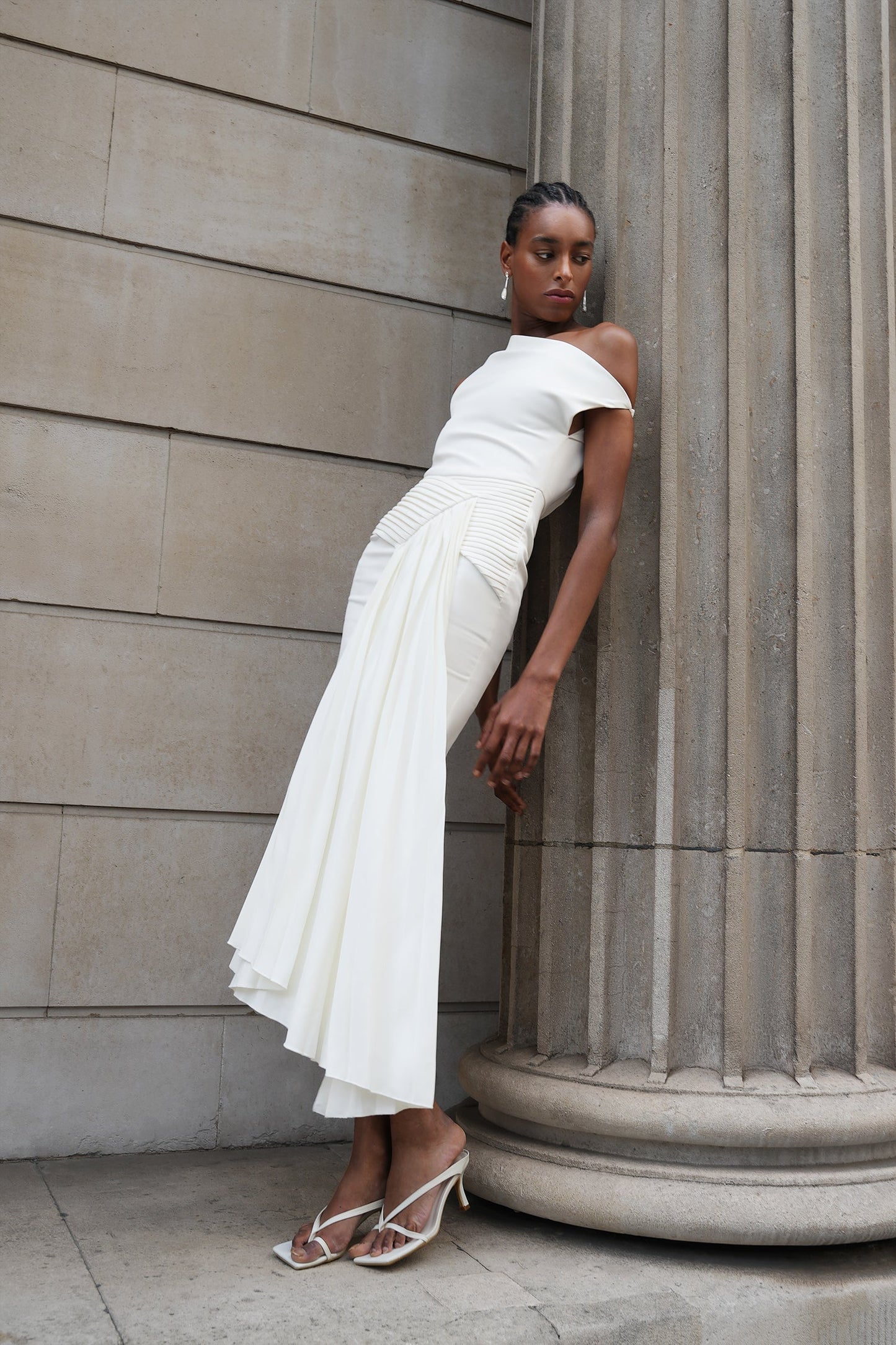 DALIA - Midi-jurk met schuine schouders, mouwloos en geplooid