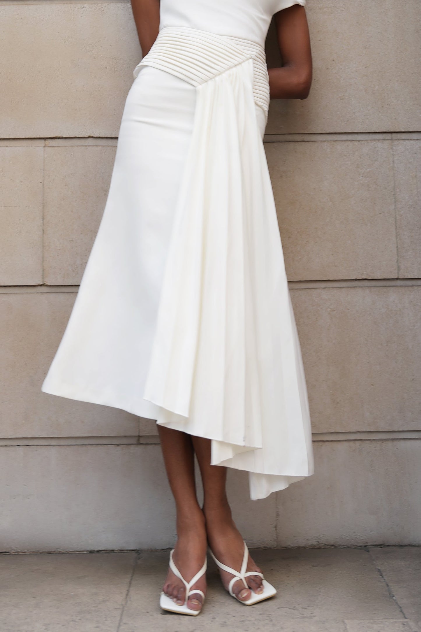 DALIA - Midi-jurk met schuine schouders, mouwloos en geplooid