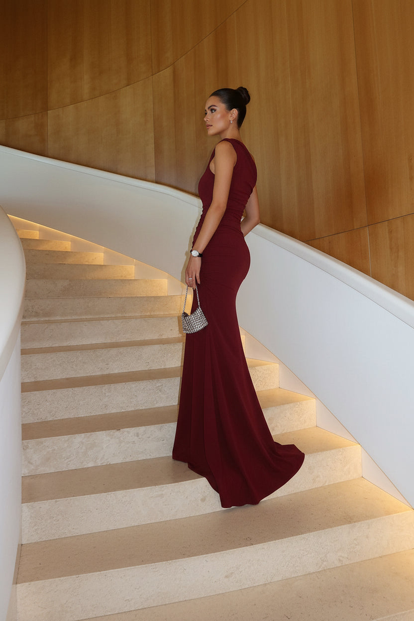DALIA - Bordeauxrode maxi-jurk met één schouder 