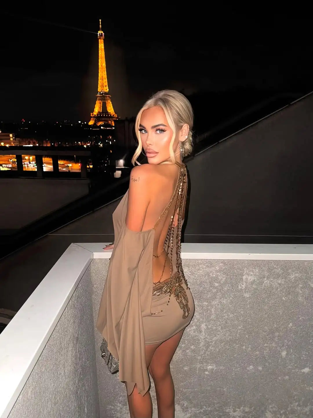 DALIA - Złota sukienka z odkrytymi plecami 