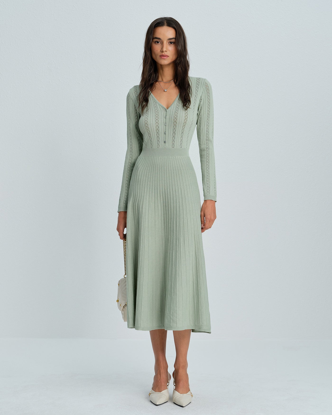 DALIA - Zielona sukienka sweterkowa z wiskozy z dekoltem w serek