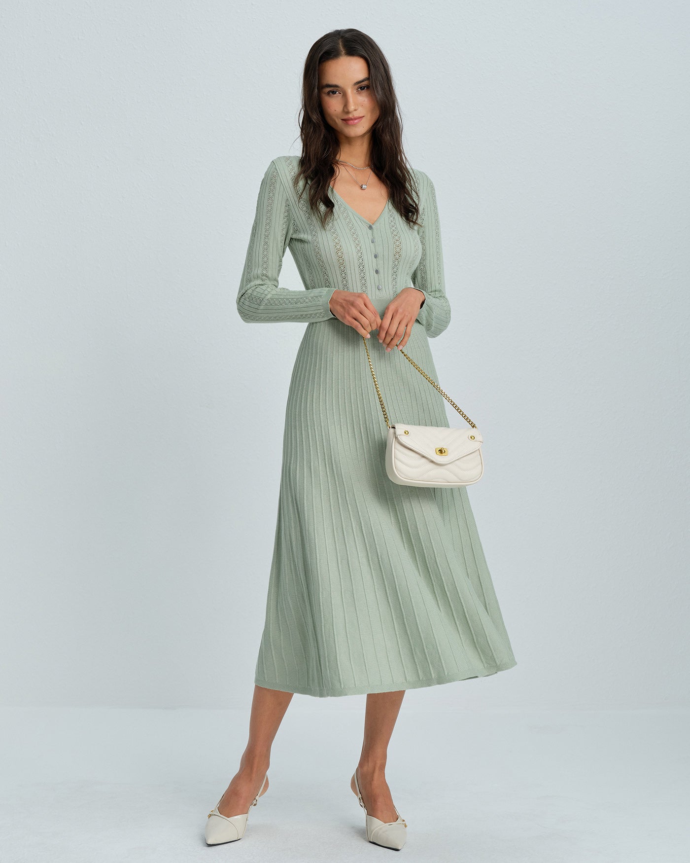 DALIA - Zielona sukienka sweterkowa z wiskozy z dekoltem w serek