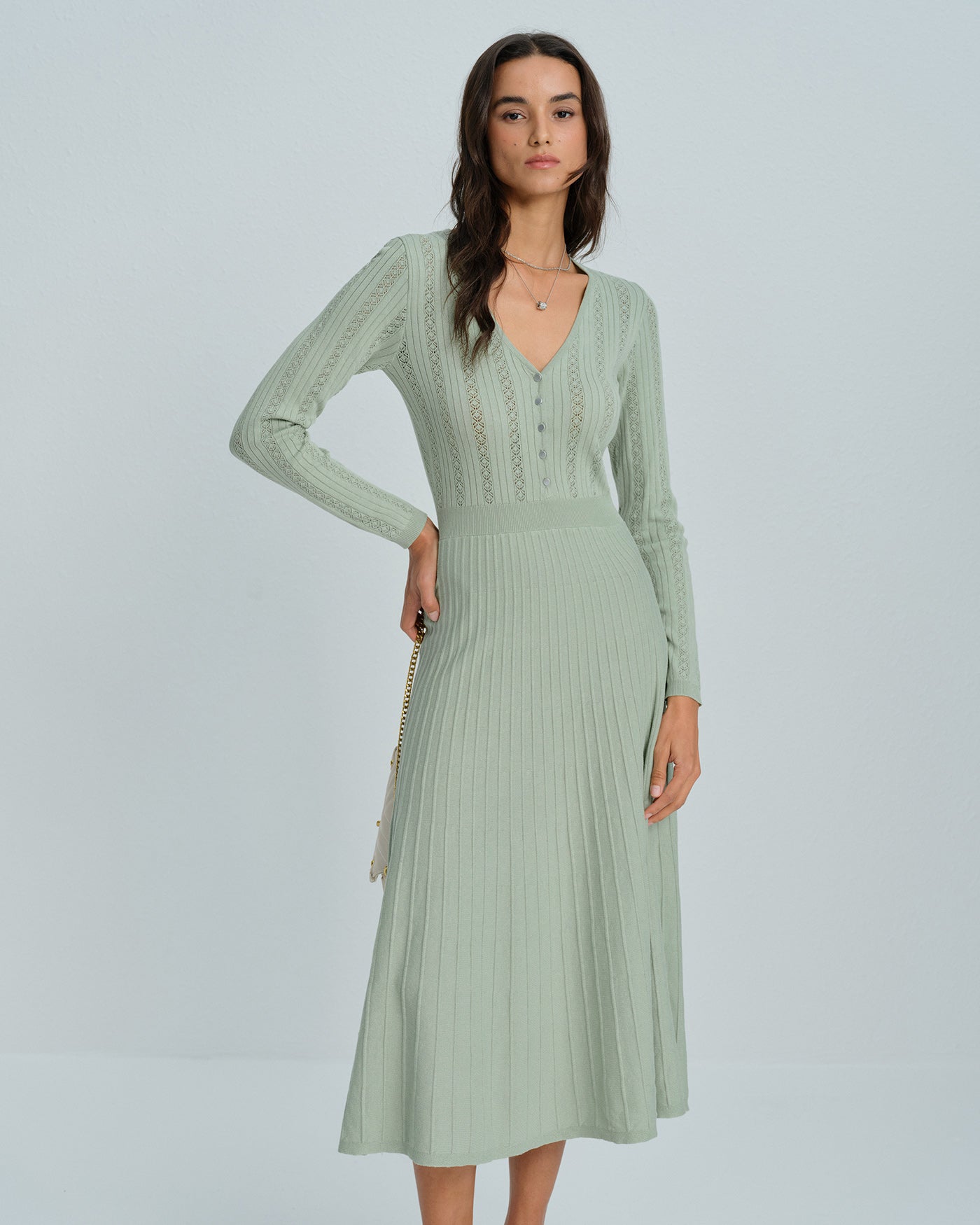 DALIA - Zielona sukienka sweterkowa z wiskozy z dekoltem w serek