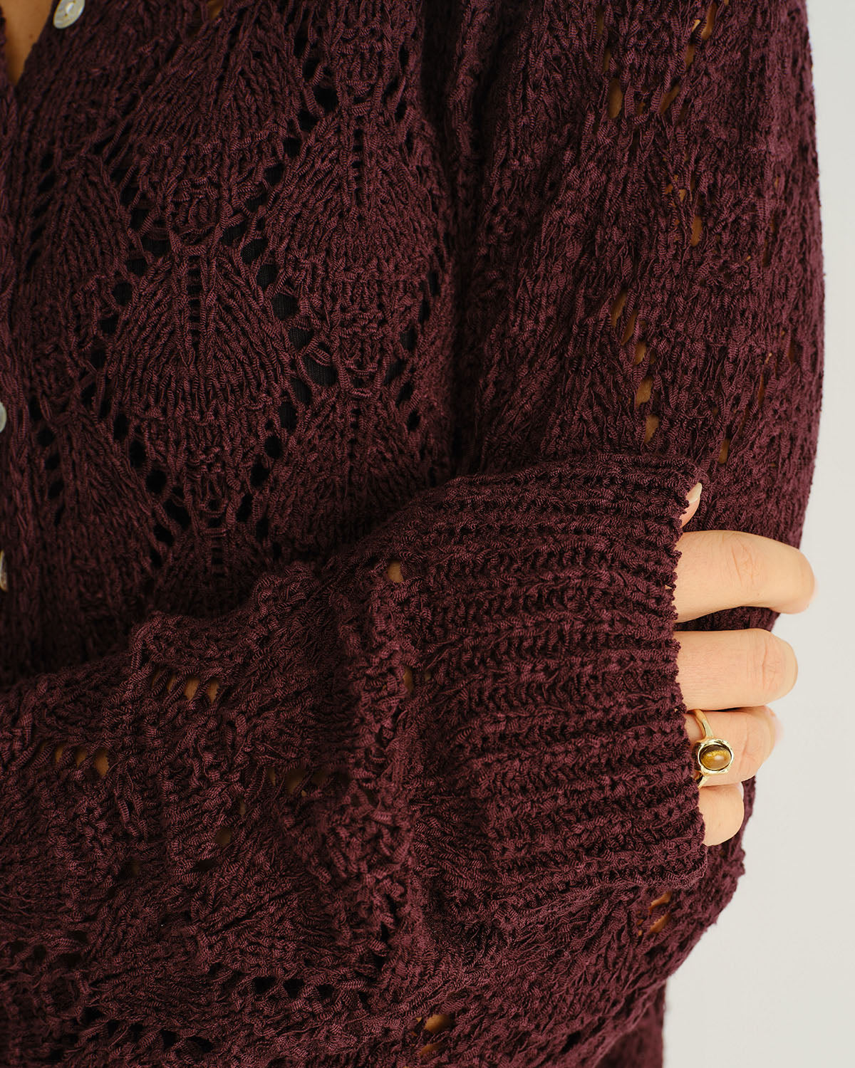 DALIA - Wijnrood gebreid vest met enkele rij knopen