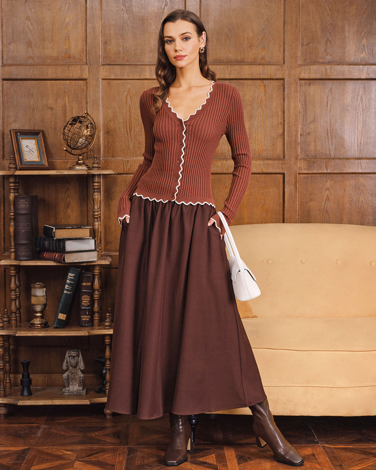 DALIA - Koffiekleurig gebreid vest met contrasterende knopen 