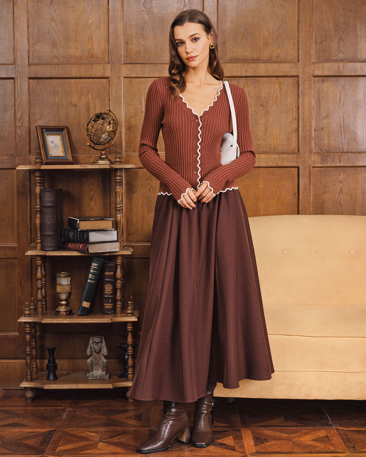 DALIA - Koffiekleurig gebreid vest met contrasterende knopen 