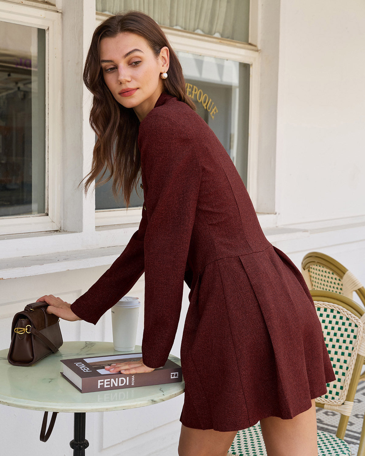 DALIA – plisowana mini sukienka z guzikami w kolorze czerwonego wina